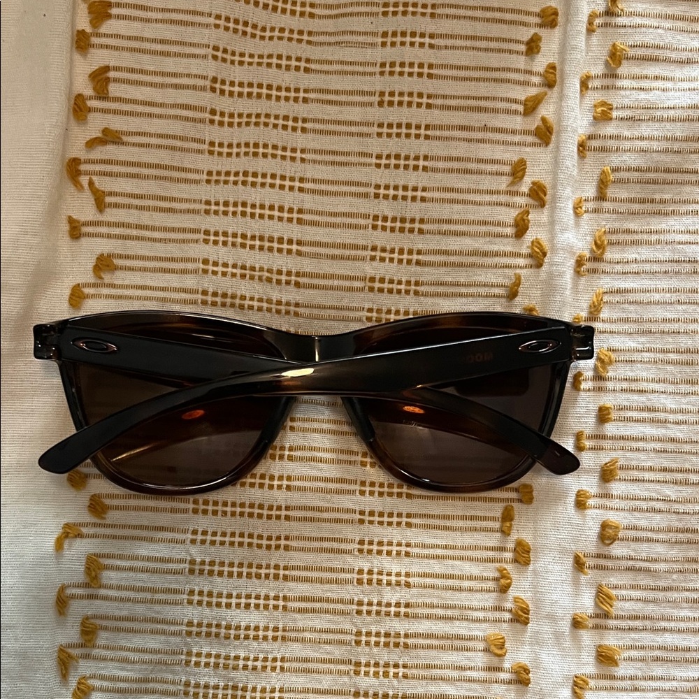 Women’s Oakley Moonlighter Sunglasses in Dark Brown Tortoise - Picture 5 of 7